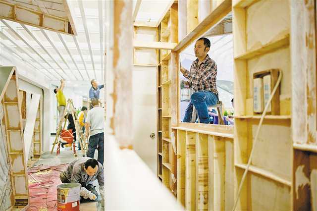 五月十二日,重庆国际会议展览中心,工作人员正在布展.